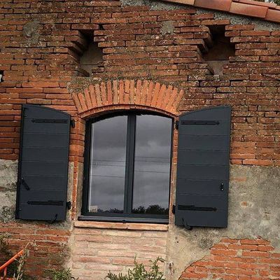 Pose de fenêtre aluminium coloris noir à ouvrant caché à TOULOUSE