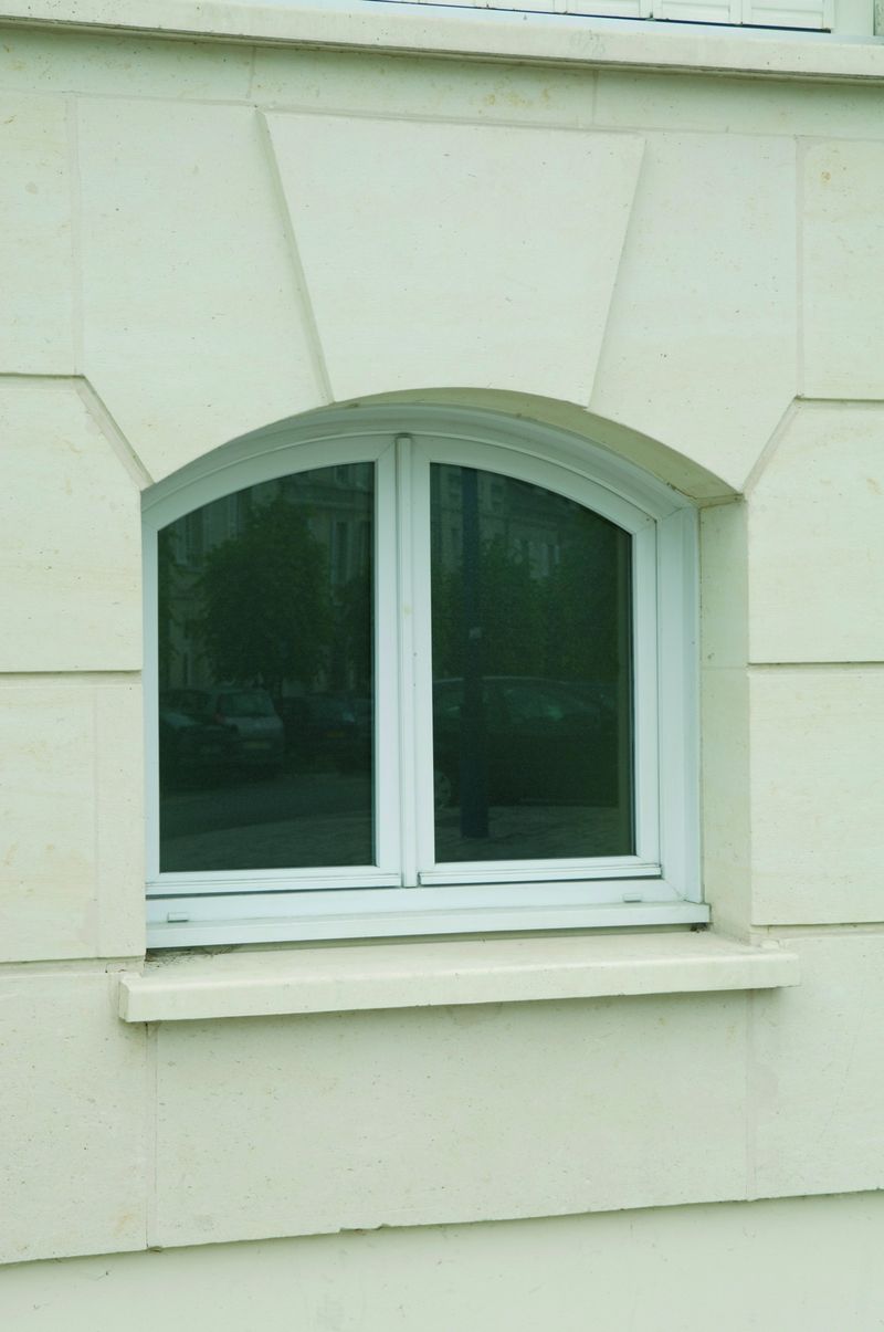 installation, pose de fenêtre pvc blanc cintrée sur mesure à Toulouse
