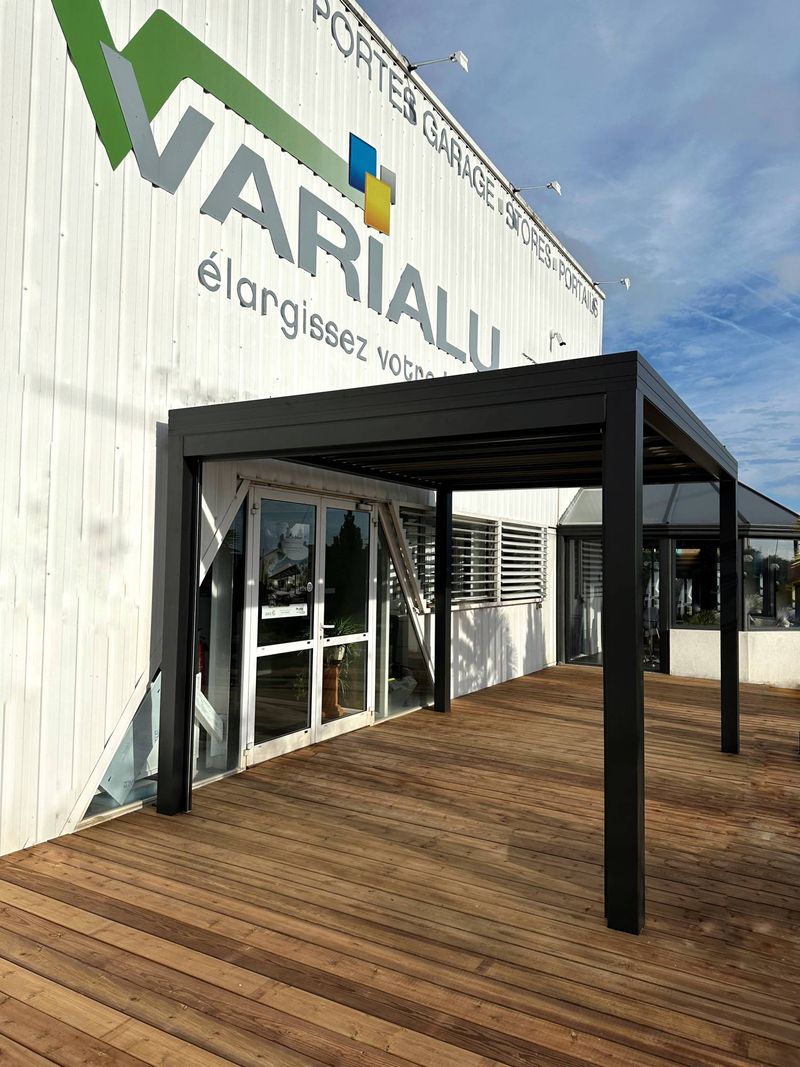 Installation d'une pergola Bioclimatique en Aluminium chez Fenêtres et Vérandas Toulousaines By Varialu à Toulouse