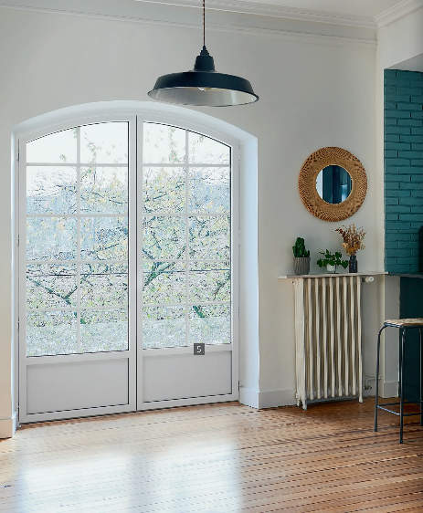 Installation professionnelle d’une fenêtre aluminium moderne dans une maison toulousaine