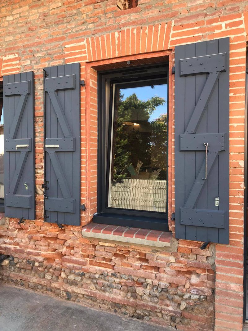Installation d'une fenêtre Oscillo Battante grise Kline à Muret sur Maison Toulousaine