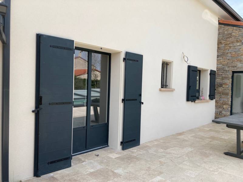 Volets battants en Aluminium Corrèzes fermeture RAL 7016