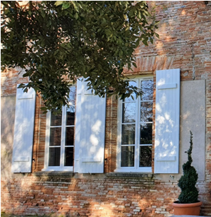 Rénovation de fenêtres bois avec petits bois sur façade de maison ancienne à TOULOUSE