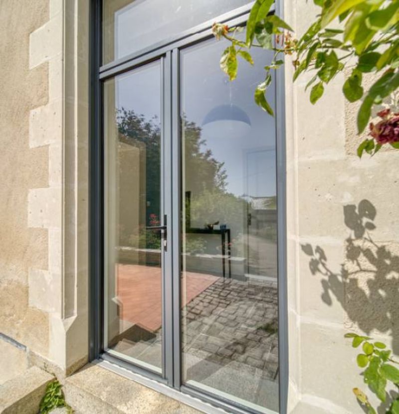 Remplacement d'une vielle porte fenêtre en baie vitrée alu pour isolation thermique à TOULOUSE